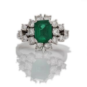 Kvarts- og diamantring af 18 kt. hvidguld prydet med smaragdslebet grøn kvarts omkranset af talrige brillantslebne diamanter. Str. 53.