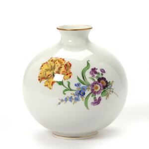 Vase af porcelæn, dekoreret i farver og guld med blomster. Meissen. 20. årh. H. 16 cm.
