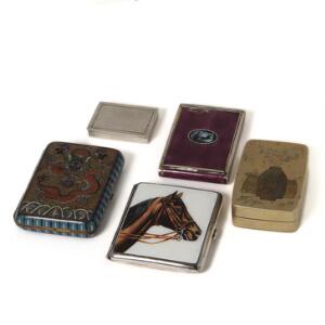 En samling diverse æsker og cigaretetuier af bl.a. messing, cloisonné, sølv og emalje. 20. årh. 4 x 5,5 cm. - 9 x 7 cm. 5