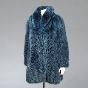 Pelsfrakke af blå indfarvet rævepels. Str. 42. L. ca. 88 cm.