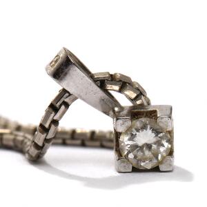 Diamanthalskæde af 14 kt. hvidguld, vedhæng prydet med brillantsleben diamant på ca. 0,20 ct. Vægt 5,8 gr. Vedhæng L. 1,2. Kæde L. 42.