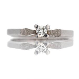 Diamantsolitairering af 14 kt. delvis satineret hvidguld prydet med brilliantslebet diamant på ca. 0.10 ct. Farve. Wesselton. Klarhed. VS. Str. 51.