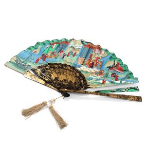 Kinesisk vifte af lakeret træ, bemalet skærm af papir dekoreret med figurscenerier i farver, i tilhørende æske. 19. årh. Vifte L. 34.