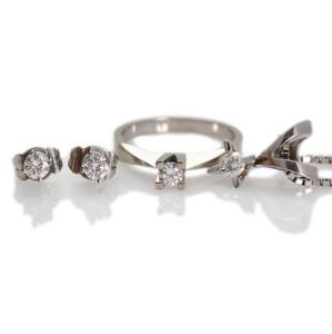 Diamantsmykkesæt af 14 kt. hvidguld bestående af et par ørestikker, en ring og et vedhæng med kæde hver prydet med brillantslebet diamant. Str. 50. 4