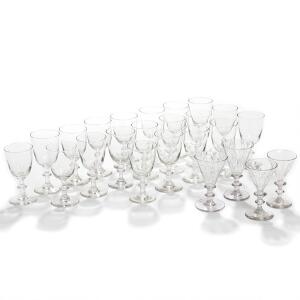 En samling glas bestående af 20 vinglas på stilk med knap, 2 Anglaise samt 2 Snerle. 19.-20. årh. H. 11,2-13,2. 24