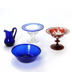 Kandisskål af glas med pålagte blå spiraler, rød og hvidmalet kandisskål, mælkeskål og flødekande i blåt. 19. årh. H. 5-10 cm. 4