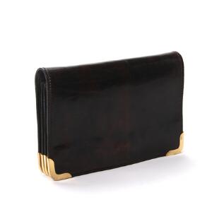 Clutch af brunt læder med messingkanter og tre indvendige lommer. L. 24,5 x 16 cm.