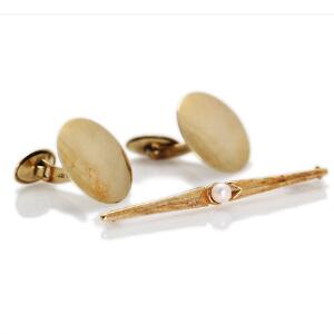 Smykkesæt af 14 kt. guld bestående af et par manchetknapper og en slipsenål prydet med kulturperle. L. 6 og 2 cm. Vægt ialt 12,5 gr. 3