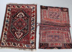 To persiske nomade tæpper. Luri-Baktiari dobbelt sadeltaske med originalt lukketøj. 1940-1950. 132 x 94. Samt Khasgai tæppe, medaljon på mørk bund. 138 x 97.2