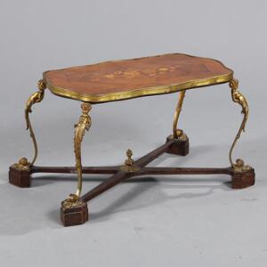 Fransk bord af rosentræ og bronze, prydet med indlægninger samt støbte bronzer i form af putti og rosetter. 19.-20. årh. H. 33. L. 60. B. 33,5.
