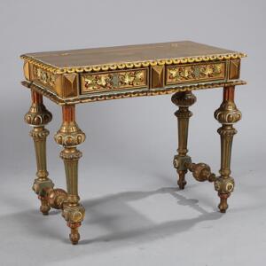 Nyrenæssance hall table af bemalet træ, rigt prydet med skæringer. 19. årh.s slutning. H. 74. B. 88. D. 46.