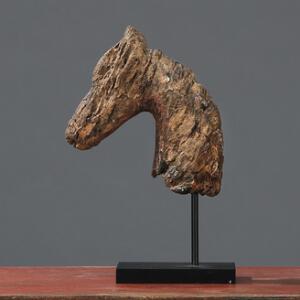 Fragment af træ i form af hestehoved, med rester af bemaling. Ca. 1900. Senere sokkel af sortmalet jern og træ. H. inkl. stand 34. L. 20. D. 12.