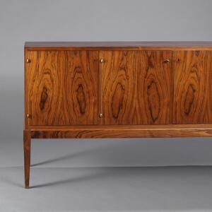 Dansk møbeldesign Skænk af palisander, front med fire låger. Ubekendt producent. H. 88. B. 182. D. 54.