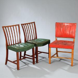 Jacob Kjær Tre sidestole med stel af mahogni. Sæder betrukket med sømbeslået hhv. grønt og rødt farvet skind. 3