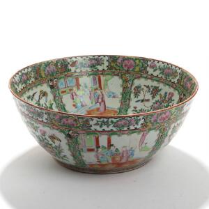 Kinesisk famille rose bowle af porcelæn, rigt dekoreret med figurer, insekter og blomster i farver. 18. årh. H. 15. Diam. 37.
