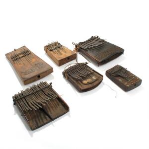 Seks afrikanske kalimbaer af træ og metal, prydet med skæringer. 20. årh. L. 15-31. 6