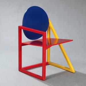 Torben Skov VIO. Armstol med stel af bøg med sæde og ryg af krydsfiner, lakeret i primærfarverne rød, blå og gul.