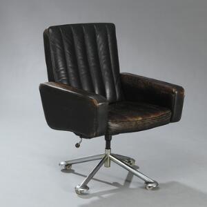 Ubekendt designer Skrivebordsstol med stel af stål, opsat på firpas fod med hjul. Sider samt banesyet sæde og ryg betrukket med patineret sort skind.