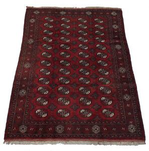 Afghansk tæppe med kurk uld, prydet med gentagelsesmønster på rød bund. 20. årh. 292 x 205.