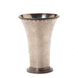 Pokal af sølv med dekorationsbånd på rand og bund. Svend Toxværd. København 1947. H. 18,5 cm. Vægt 475 gr.
