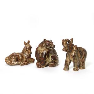 Knud Kyhn Tre figurer af stentøj dekoreret med sungglasur. Modelleret i form af bjørn, hest og elefant. 3