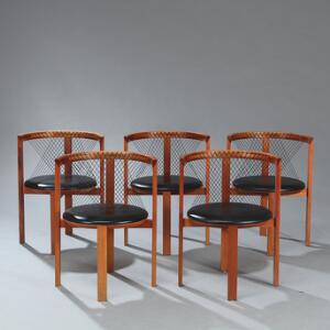 Niels J. Haugesen String Chair. Sæt på fem stole med stel af mahogni. Rygge udspændt med sort nylonsnor. Sæder betrukket med sort skind. 5