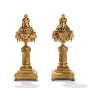 Et par casoletter af forgyldt bronze, støbt med løvehoveder, krone og laurbærkrans. Louis XVI form. Ca. 1900. H. 26. 2