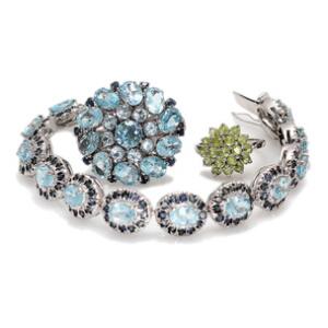 Topas-, iolit- og peridot smykkesæt af sterlingsølv bestående af to ringe og armbånd prydet med talrige facetslebne topaser, iolitter og peridoter. 3