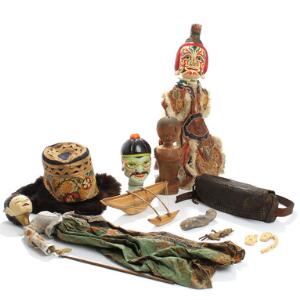 To marionetdukker og -hoved af bemalet træ, skyggedukke, model af kano m.m. 20. årh. Dukkekrop H. 24. 12
