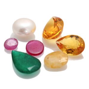 Samling uindfattede smykkesten bestående af facetslebne citriner, rubin, gul safir og perle og cabochonslebet rubin og smaragd på i alt ca. 43.50 ct. 7
