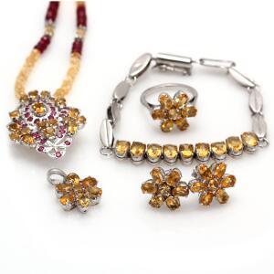 Citrinsmykkesæt af sterling sølv og metal bestående af halskæde, ring, vedhæng, armbånd og ørestikker prydet med facetslebne citriner og rubiner. 6