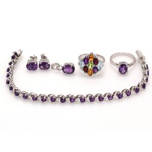 Ametystsmykkesæt af sølv og sterling sølv bestående af armbånd, to ringe, vedhæng og ørestikker prydet med facetslebne ametyster. 6
