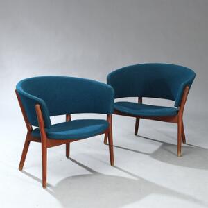 Nanna Ditzel Et par hvilestole med stel af teak. Sæde og ryg betrukket med blå uld. Model 83. Udført hos Søren Willadsen. 2