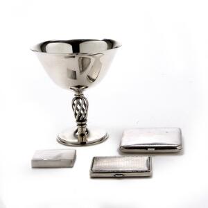 Cohr opsats af sterlingsølv, med gennembrudt og drejet stamme, samt tre små cigaretetuieræsker af sølv. 20. årh. Vægt 505 gr. H. opsats 14 cm. 4