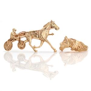 Smykkesæt af 14 kt. guld bestående af ring og broche begge prydet med heste. B. ca. 5 cm. Str. 68. Vægt. 28,5 g. 2
