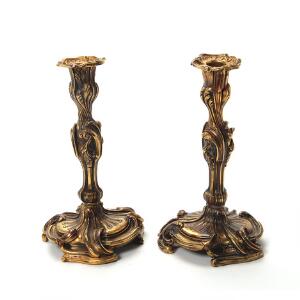 Et par jugendstil stager af forgyldt bronze støbt, dekoreret med slynget bladværk. 20. årh. H. 24 cm. 2