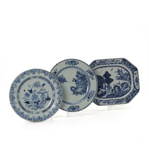Tre ostindiske fade af porcelæn, dekorerede i blå med blomster samt Willow pattern. Diam. 32-34 cm. L. 40 cm. Kina, 18.19. årh. 3.