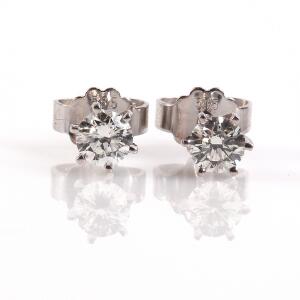 Et par diamantørestikker af 14 kt. hvidguld hver prydet med brillantslebet diamant på ca. 0.25 ct., i alt ca. 0.50 ct. Farve Wesselton H. Klarhed SI. 2