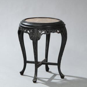 Kinesisk lampebord af hardwood, med plade af broget marmor. 20. årh.s begyndelse. H. 62. Diam. 49.