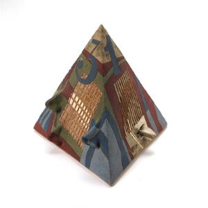 Ubekendt kunstner Pyramide. Sign. PR. Bemalet keramik. H. 28.