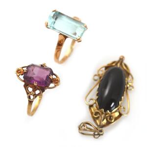 Smykkesæt af 14 kt. guld bestående af to ringe prydet med henholdsvis akvamarin, ametyst og vedhæng prydet med cabochonslebet onyx. L. 4,5 cm. Str. 55. 3