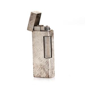 Dunhill lighter af sterling sølv. Original æske medfølger. L. 6,3 x 2,3 cm.