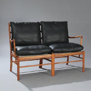 Ole Wanscher Colonial. To-pers. sofa med stel af kirsebær. Hynder i sæde og ryg betrukket med sort skind. Model PJ 1492. Udført hos P. Jeppesen.