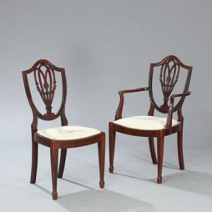 Et sæt på ni engelske stole af mahogni med skjoldformet ryg. Regency form. 20. årh. 9