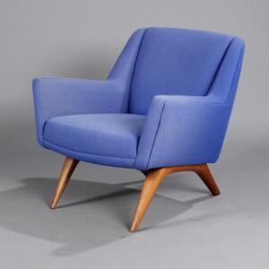 Illum Wikkelsø, tilskrevet Lænestol med stel af teaktræ, sæde, ryg og sider med blåt uld. Antageligt udført hos Mikael Laursen, Aarhus.