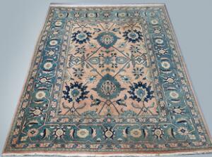 Sarouk design tæppe, Persien. Design med store palmetter, rosetter og bladværk på rosafarvet bund. 2021. 377 x 285.