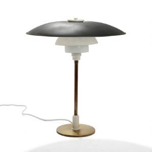 Poul Henningsen PH 4½3. Bordlampe af messing, skærme af malet zink og opalglas. Udført hos Louis Poulsen 1940-1950erne. H. 53.