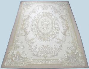 Klassisk Aubusson design tæppe, centralt med roset på cremefarvet bund. 21. årh. 348 x 244.