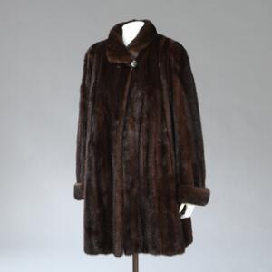 Lang brun minkjakke. L. 92 cm. Str. 42.