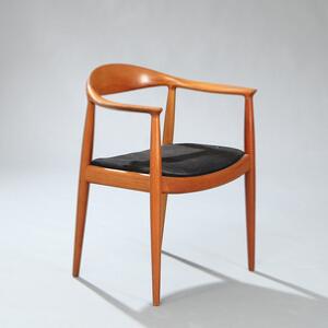 Hans J. Wegner The Chair. Armstol af mahogni, sæde betrukket med sort uld. Model JH 503. Udført hos snedkermester Johannes Hansen.